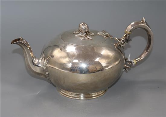 An early Victorian silver teapot by The Barnards, London, 1838, gross 24 oz.